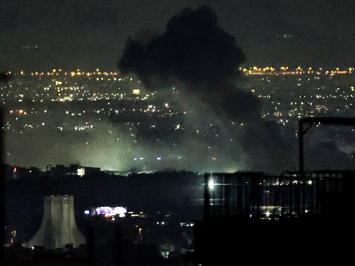 Trump Weighs Naval Move as Iran Threatens Hormuz Oil Flow